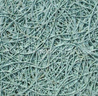 Deckendekoration mit farbenfrohen Akustikplatten und Faserholz-Wolle-Zementplatten
