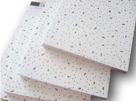 Dekorative Decke aus Mineralwolle mit unregelmäßiger Lochoberfläche
