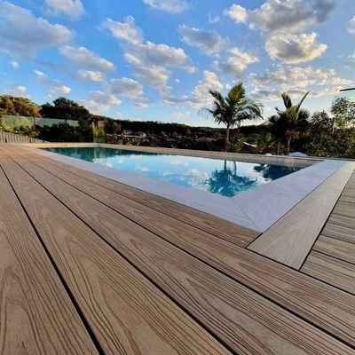 Holz-Kunststoff-Verbundwerkstoff WPC Zaun und Pergola Dekorationspfeiler Braune Oberfläche Fertig