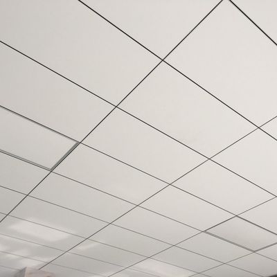 Flammschutzfähige Fiberglasdeckenfliesen für Schallschutz und Dekoration