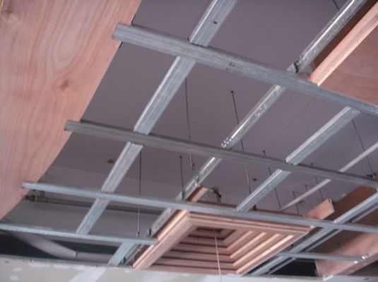 Metall-Stud und Gleis-Roll-Formierung Trockenwand Galvanisierte Unistrut-Decken-Suspension